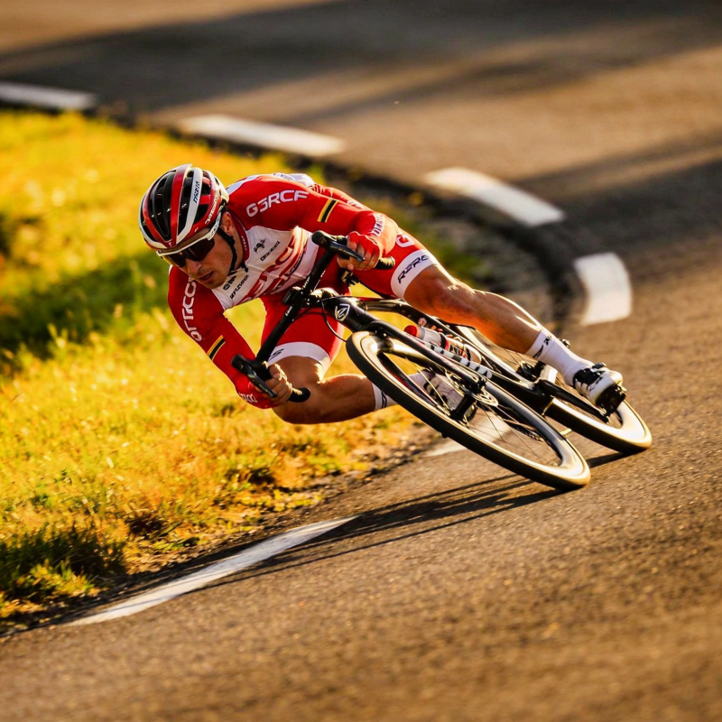 骑行者疾驰弯道图片