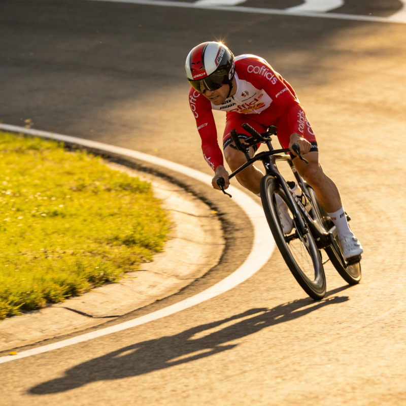 赛道疾驰 风驰电掣图片