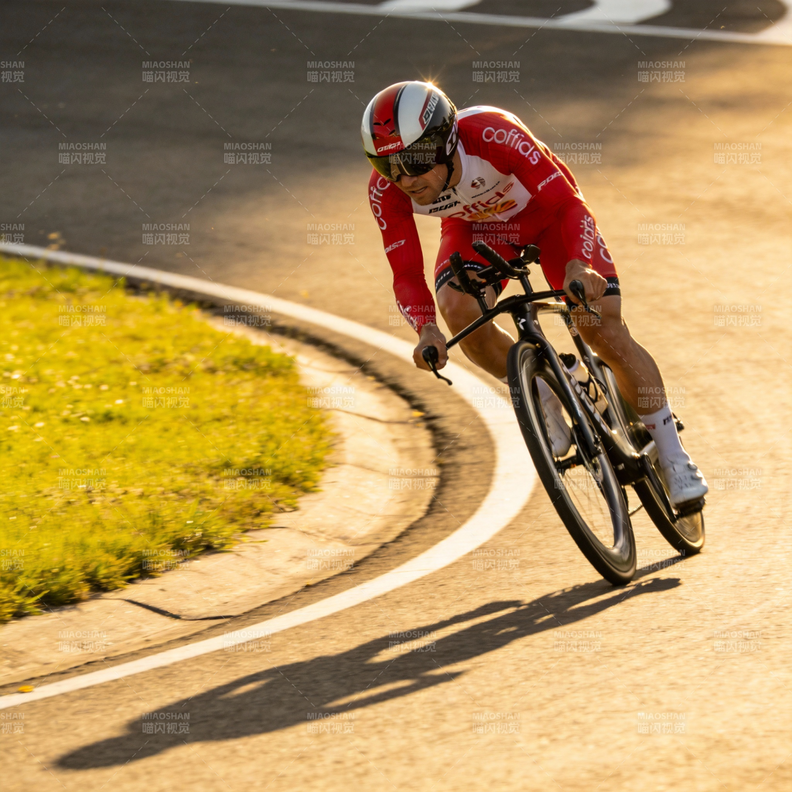 赛道疾驰 风驰电掣图片
