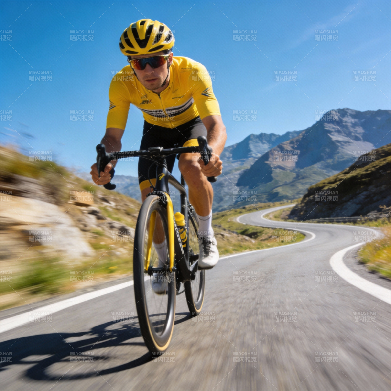 骑行山间 风驰电掣图片