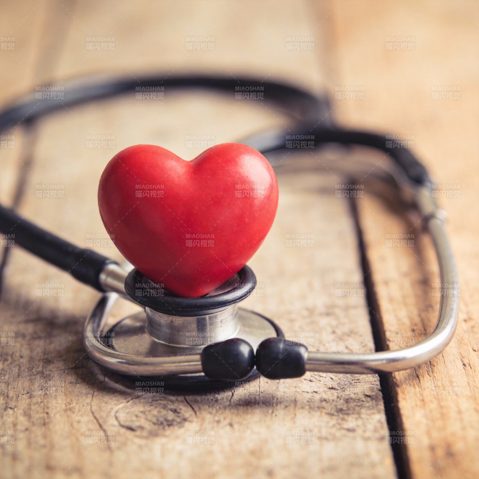 爱心与听诊器图片