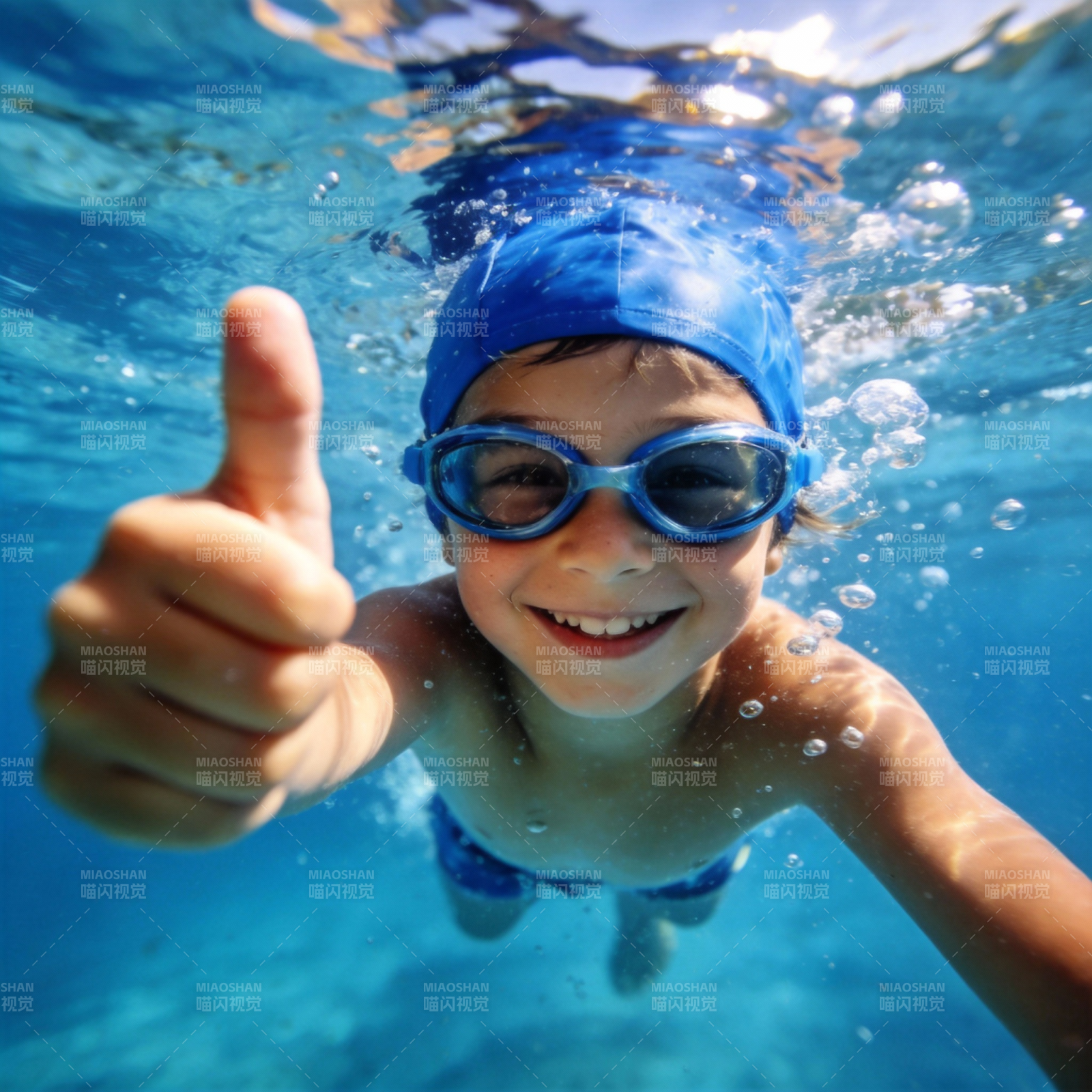 水下微笑的小泳者图片