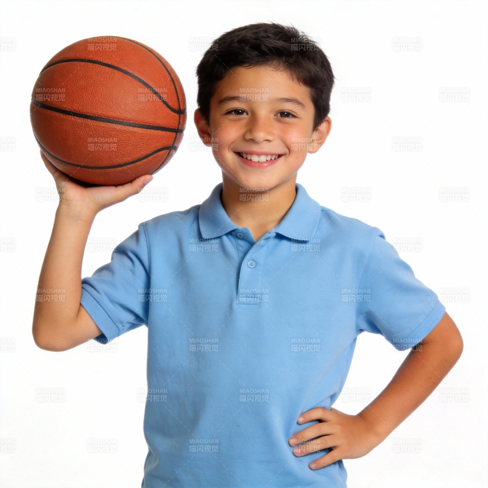少年持球微笑图片