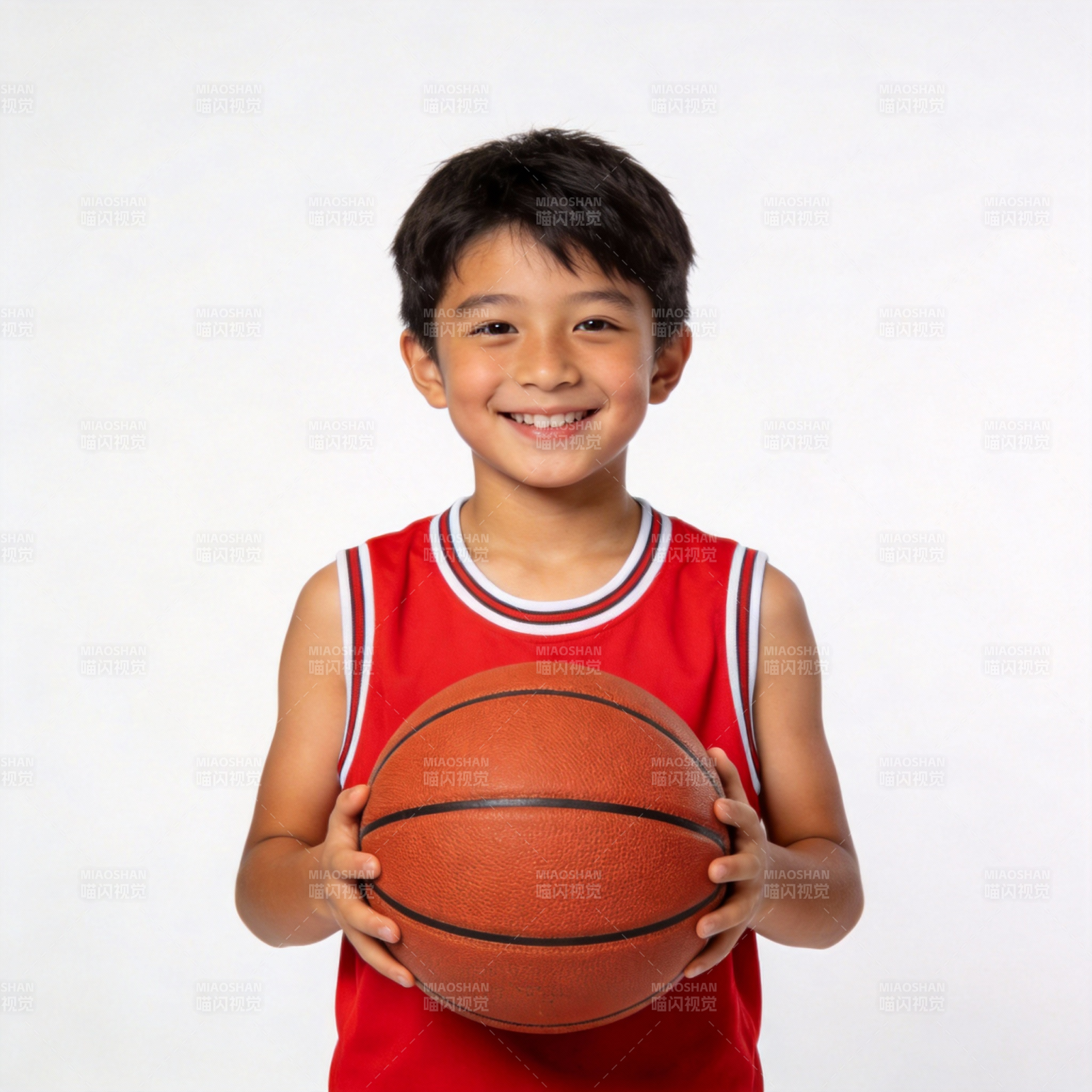 少年持球微笑图片