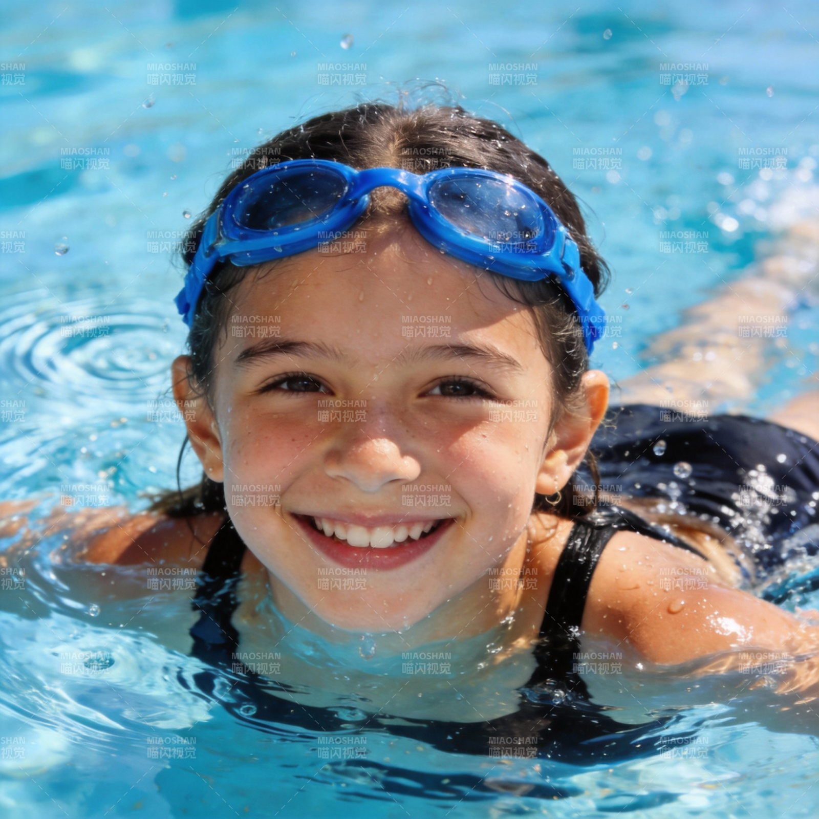 泳池中的快乐笑容图片
