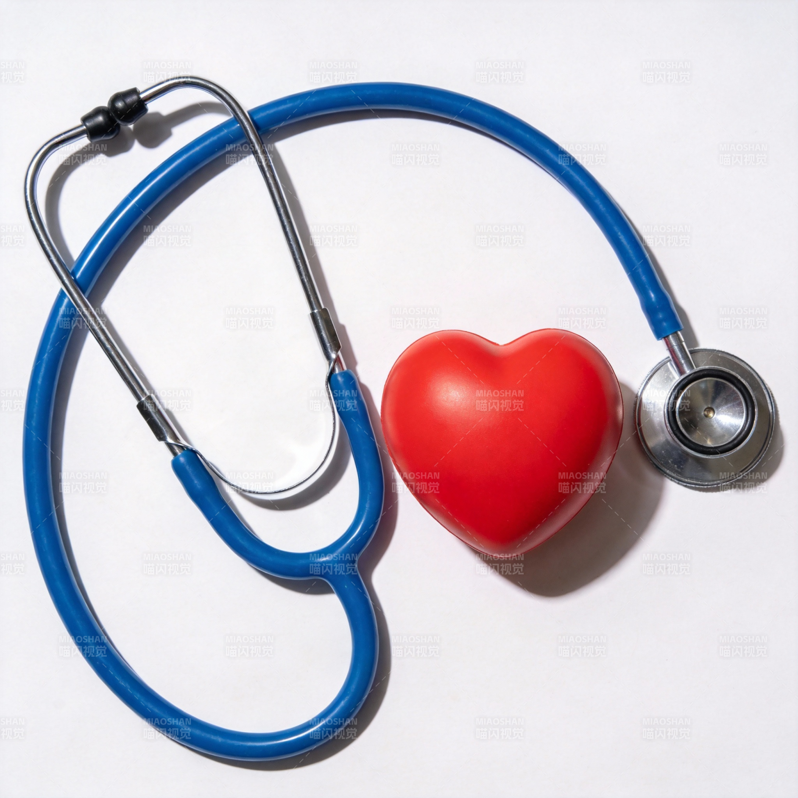 听诊器与红心图片