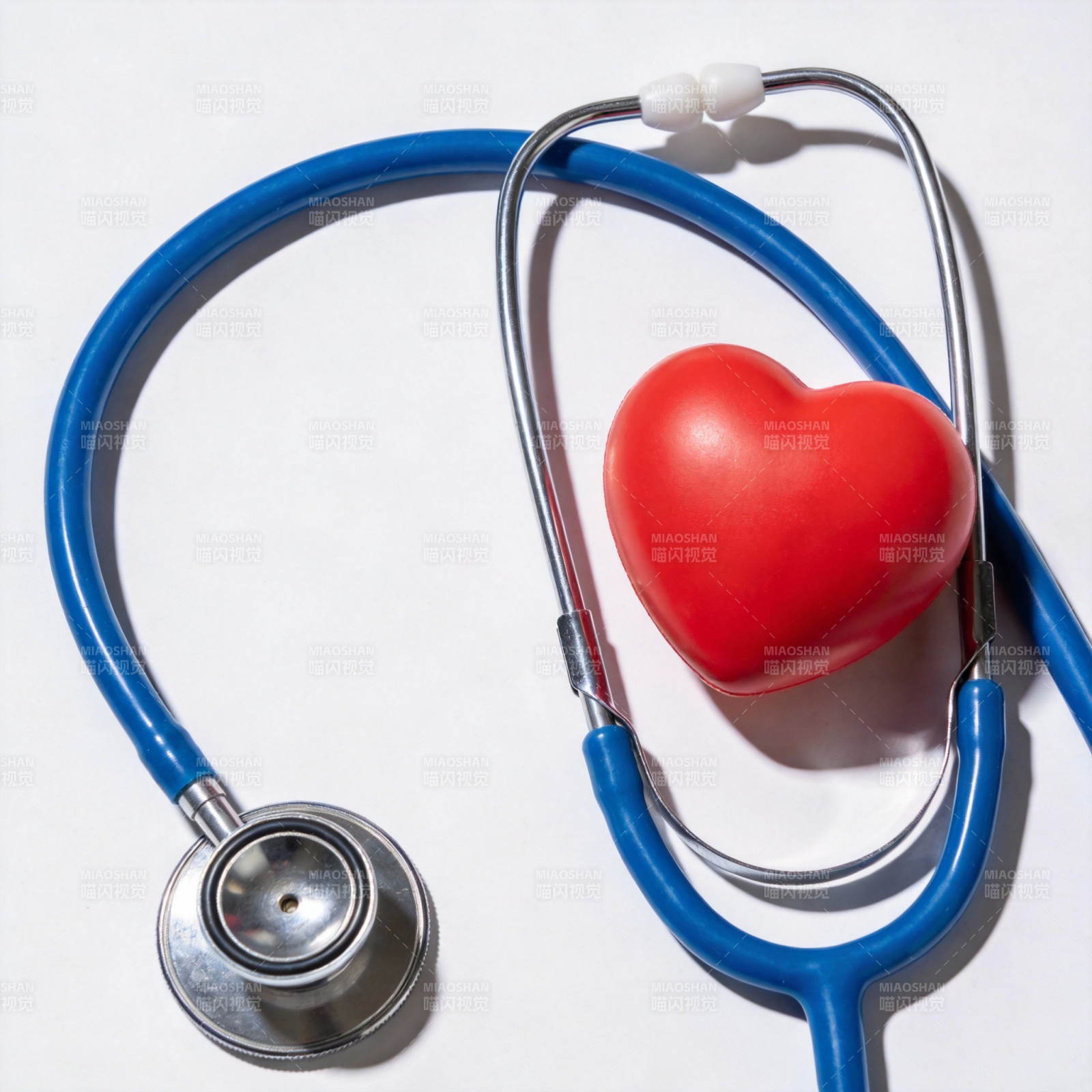 听诊器与红心图片
