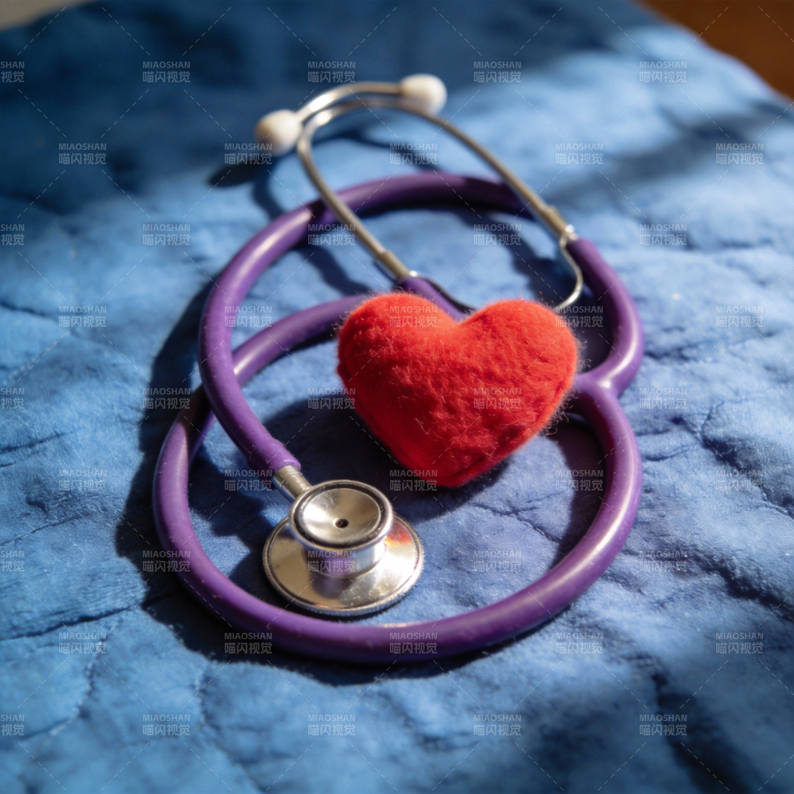 爱心与听诊器图片