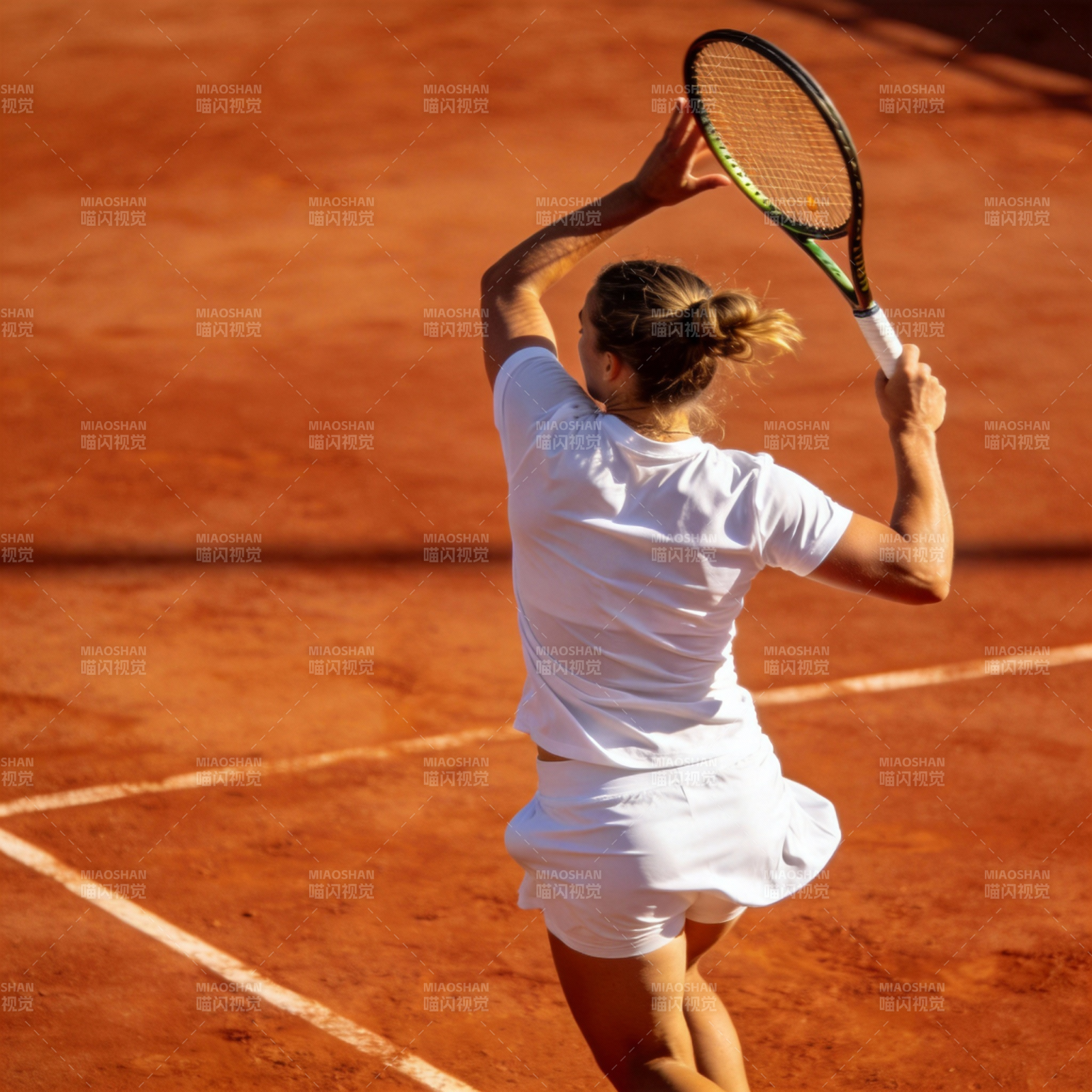 红土上的网球挥拍图片