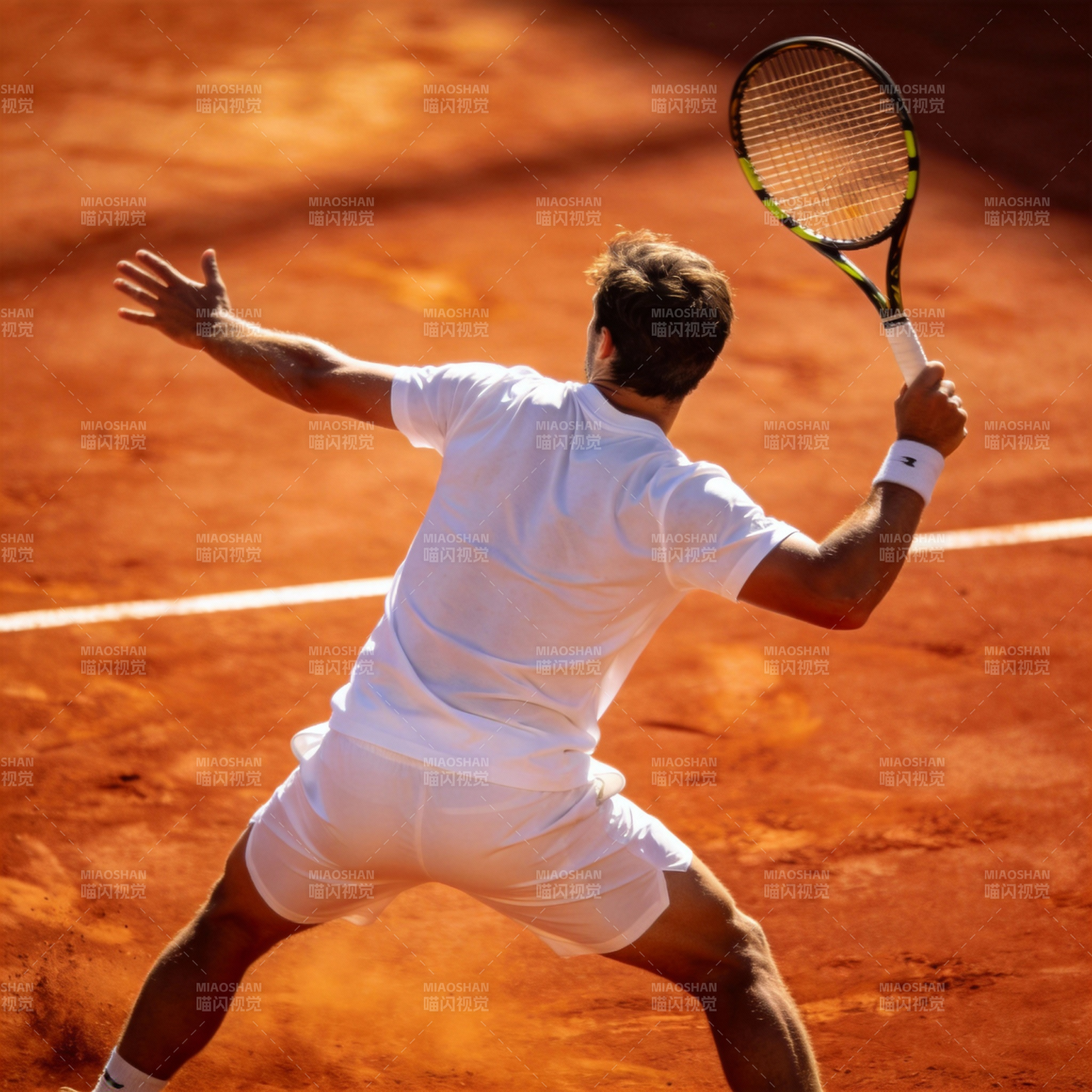 红土上的网球挥拍图片