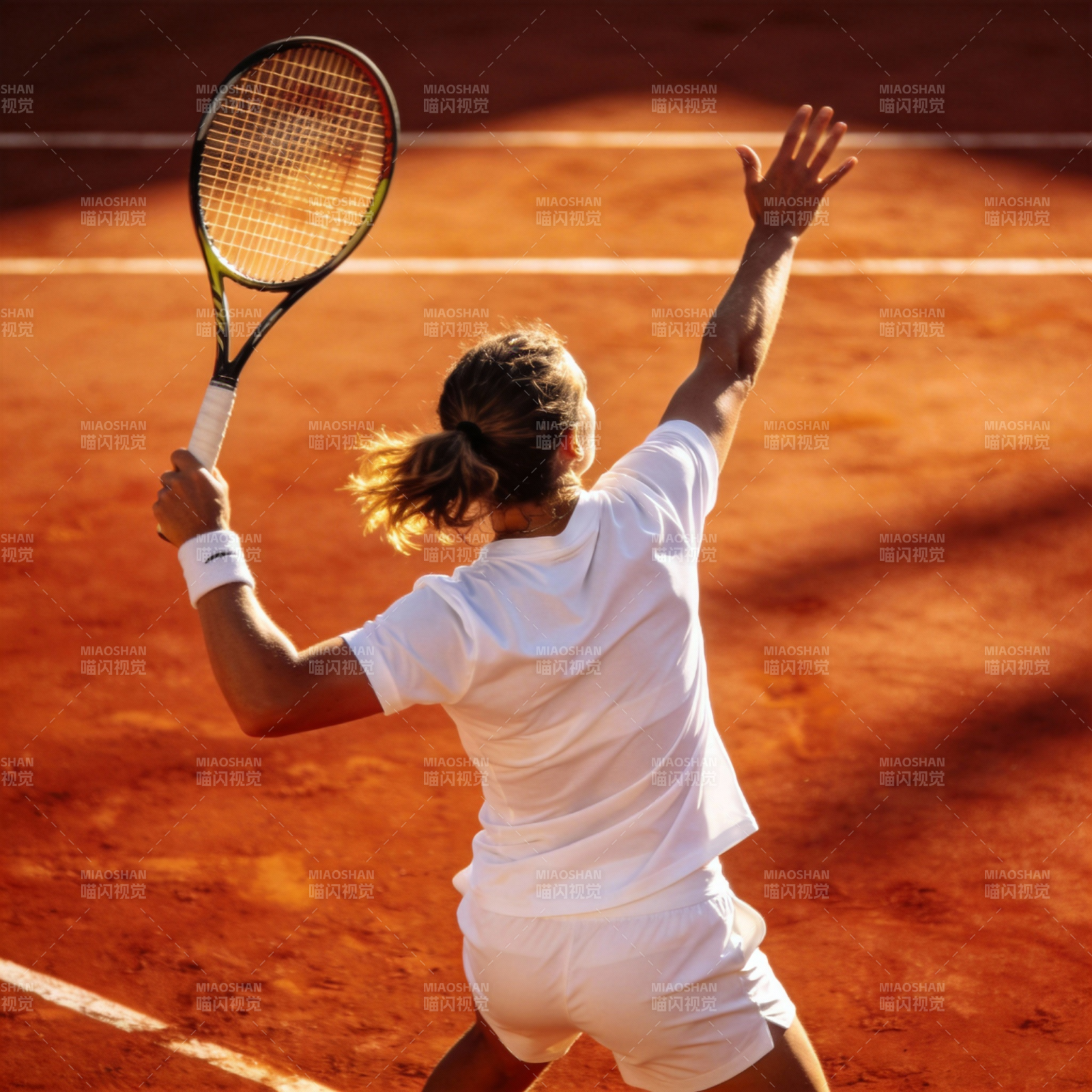 网球选手发球瞬间图片