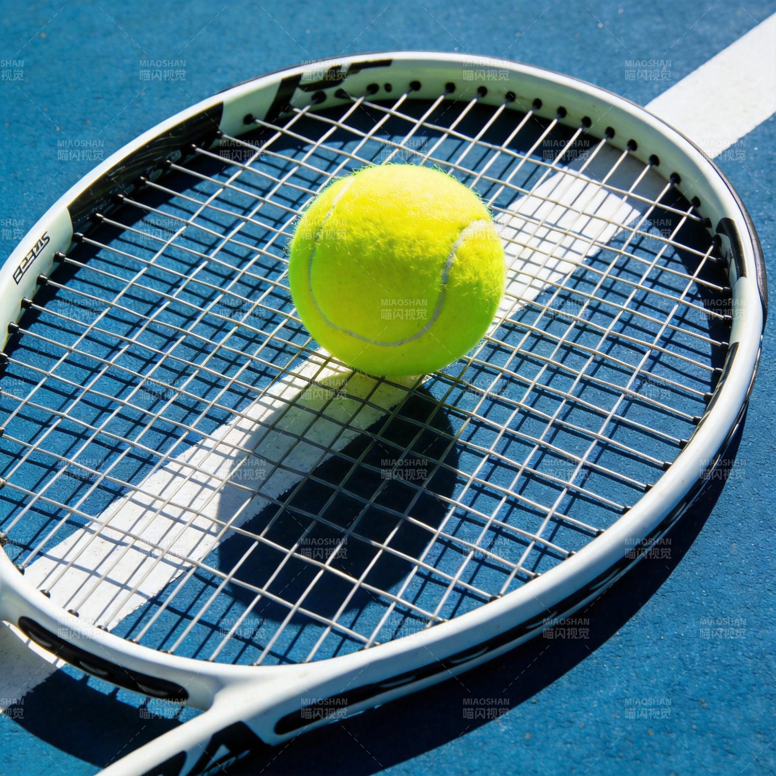 网球与球拍图片
