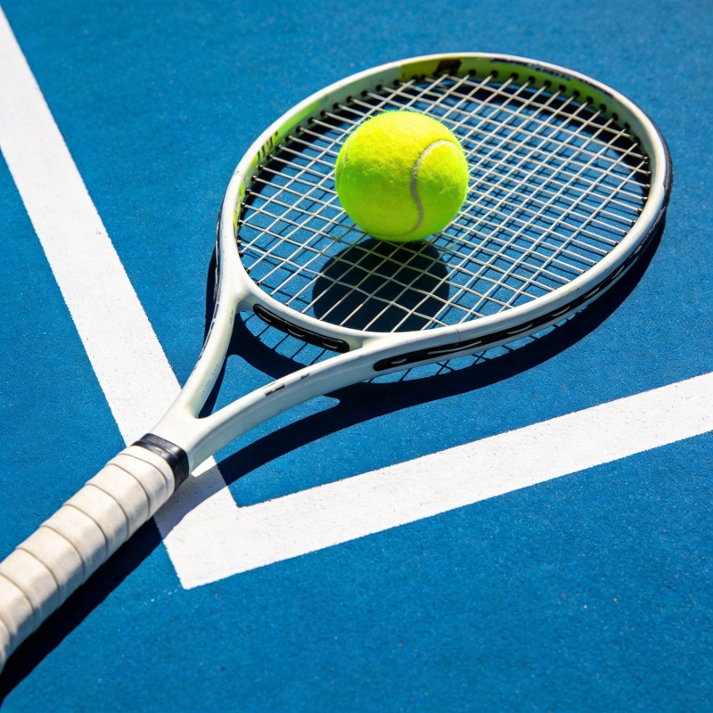 网球拍与球静置球场图片