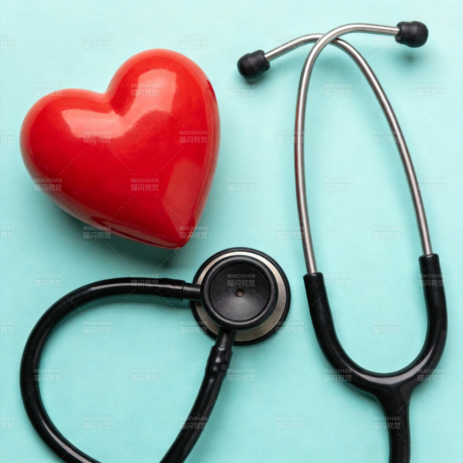 爱心与听诊器图片