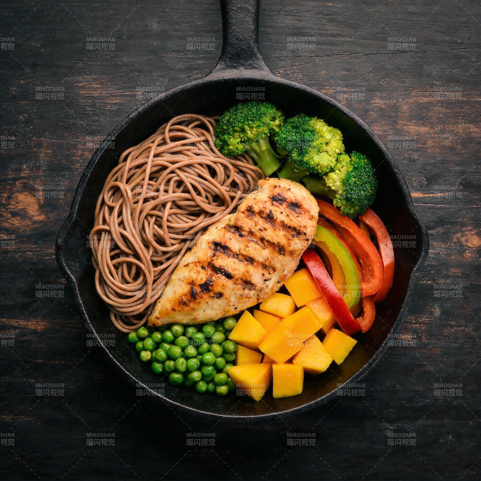 美味鸡胸配蔬菜面图片