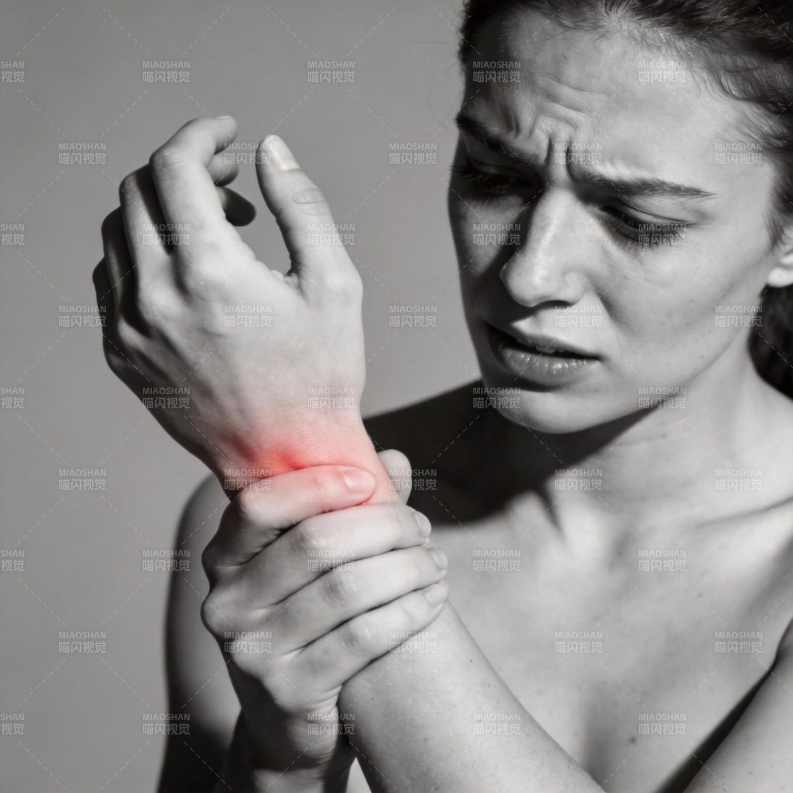 手腕疼痛难忍图片