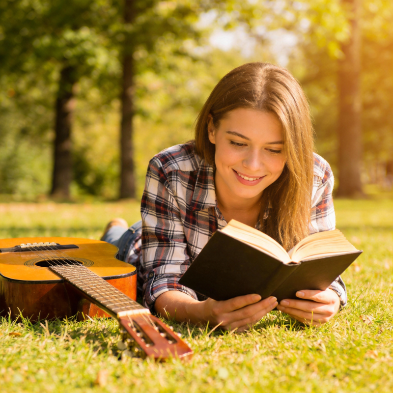 草地上的阅读时光图片