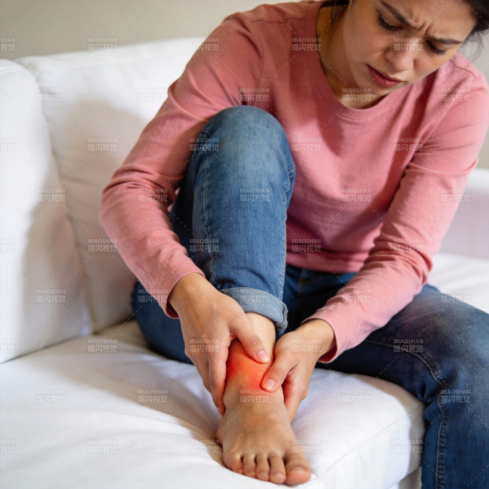 脚踝疼痛难忍图片