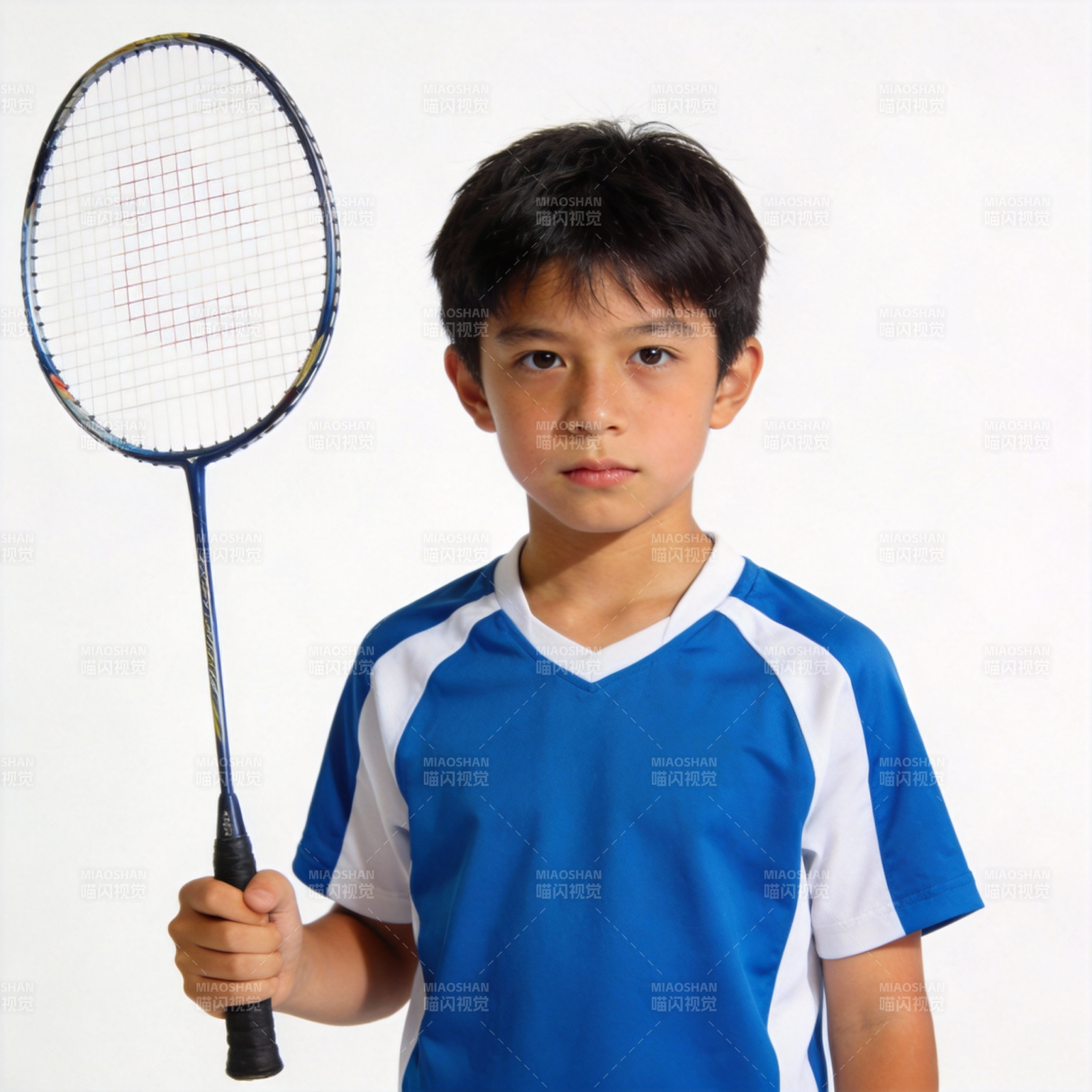 少年持拍 专注凝视图片