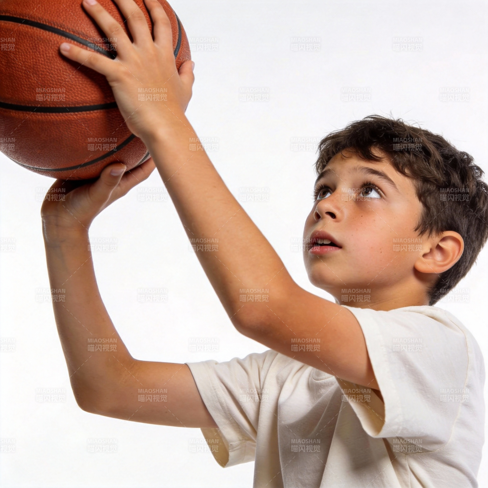 少年投篮瞬间图片