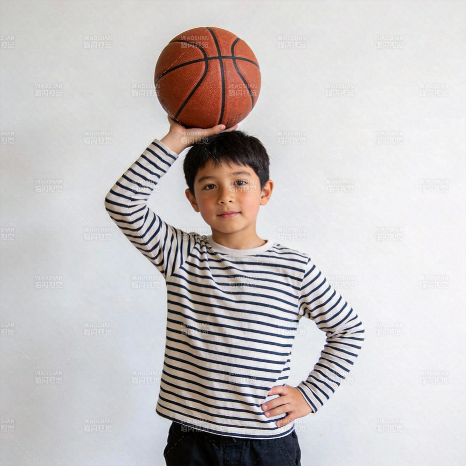 男孩头顶篮球图片