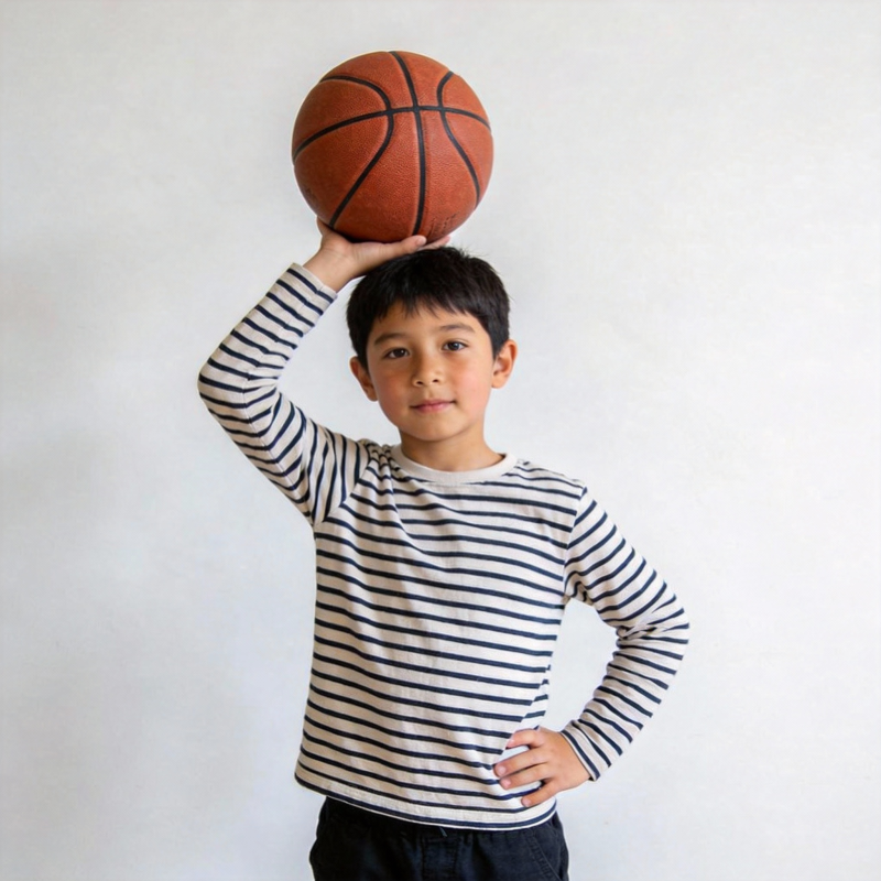 男孩头顶篮球图片