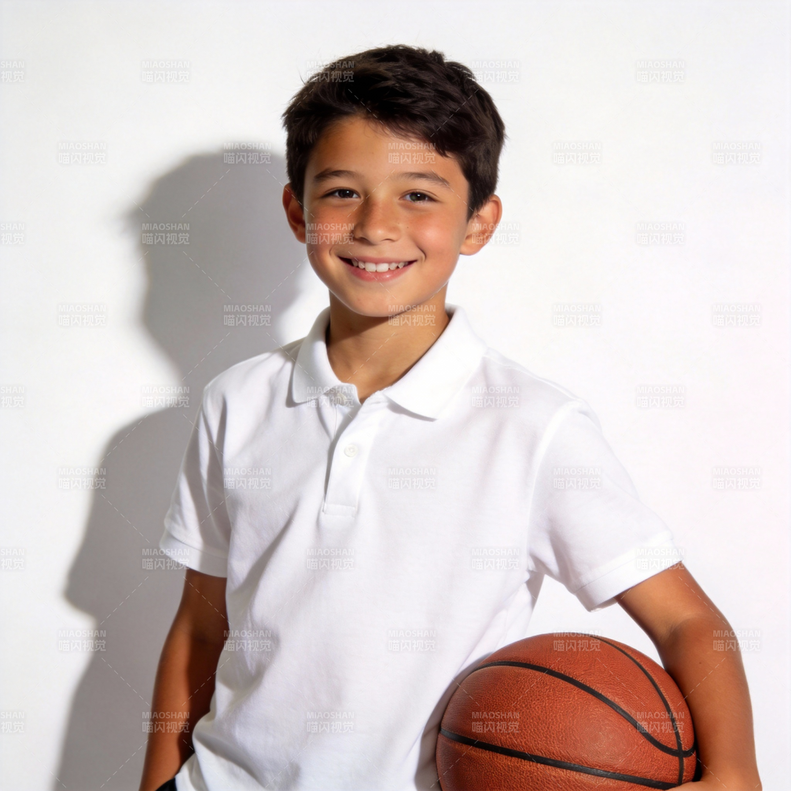 少年持篮球微笑图片