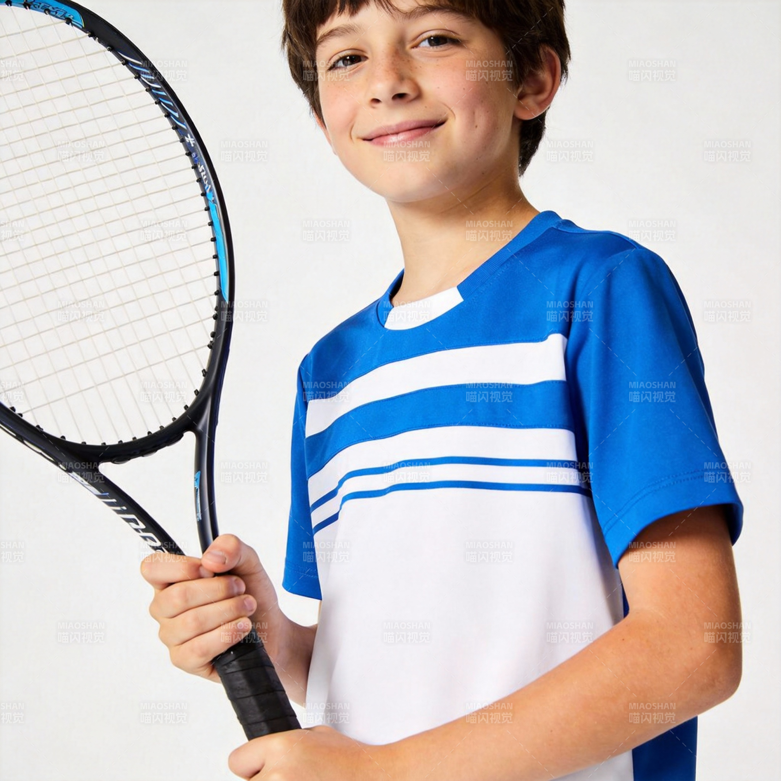 少年持拍微笑图片