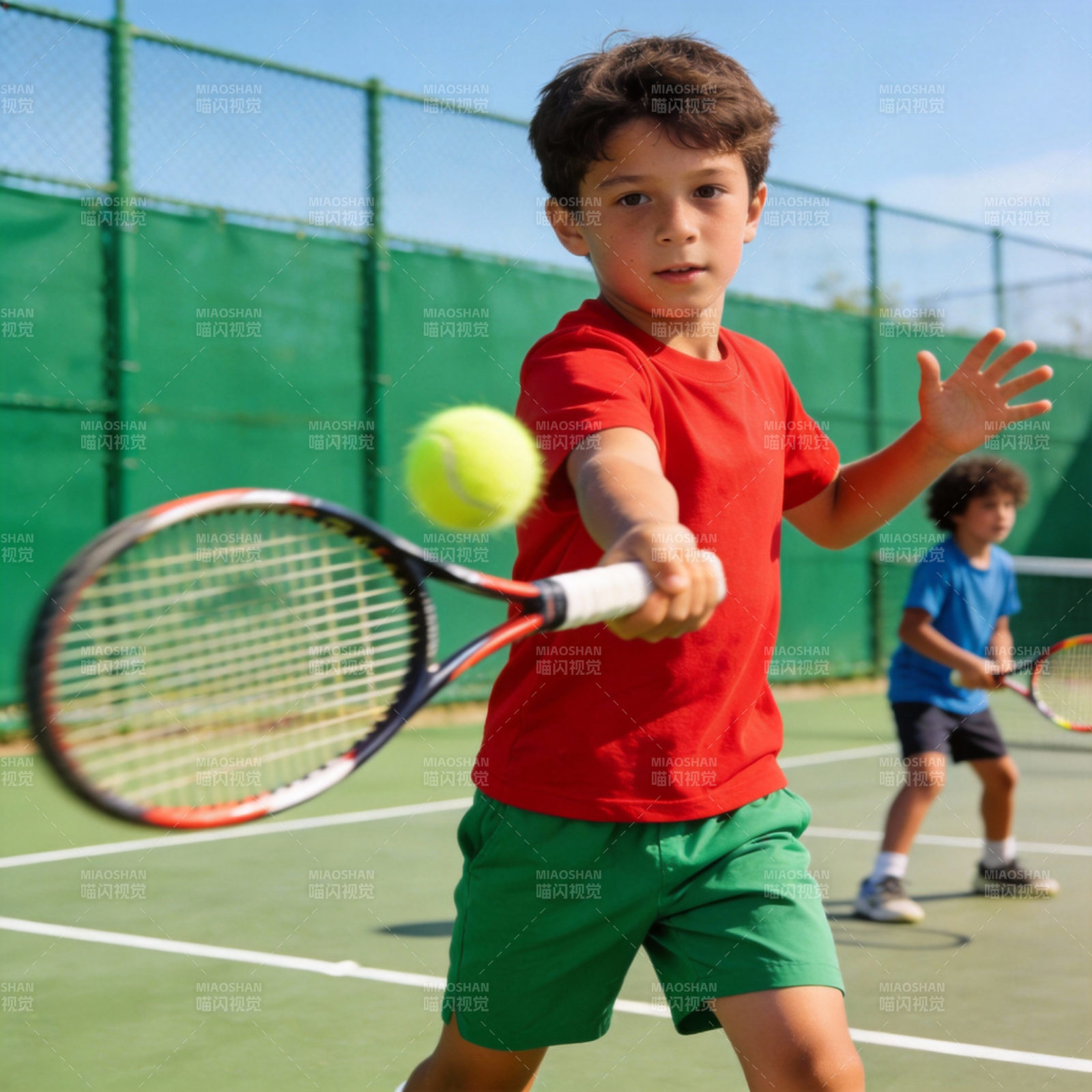 少年挥拍击球图片