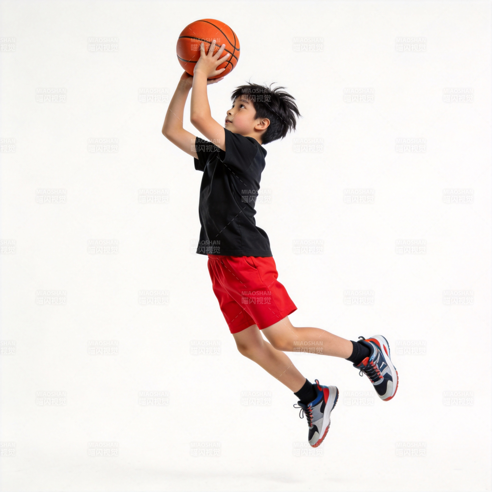 少年跃起投篮图片