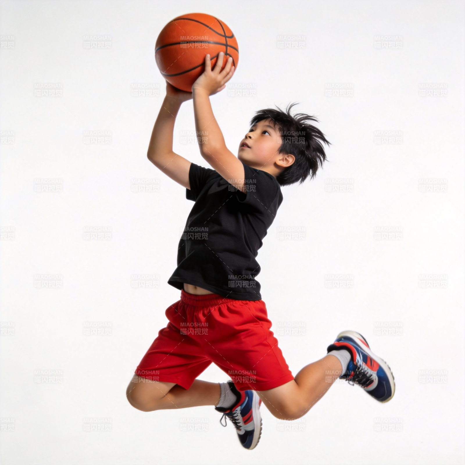 少年跃起投篮图片