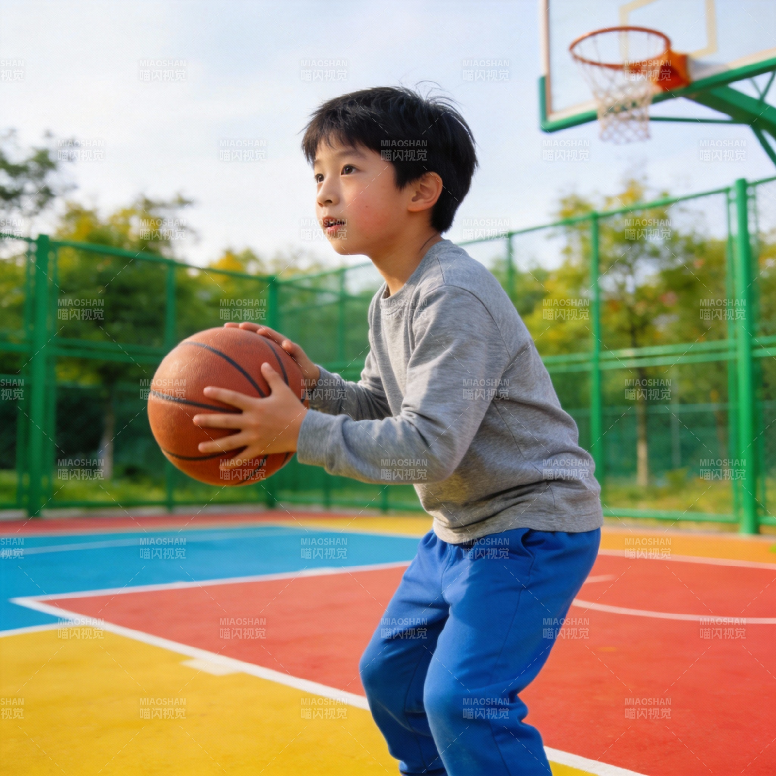 少年篮球场投篮图片