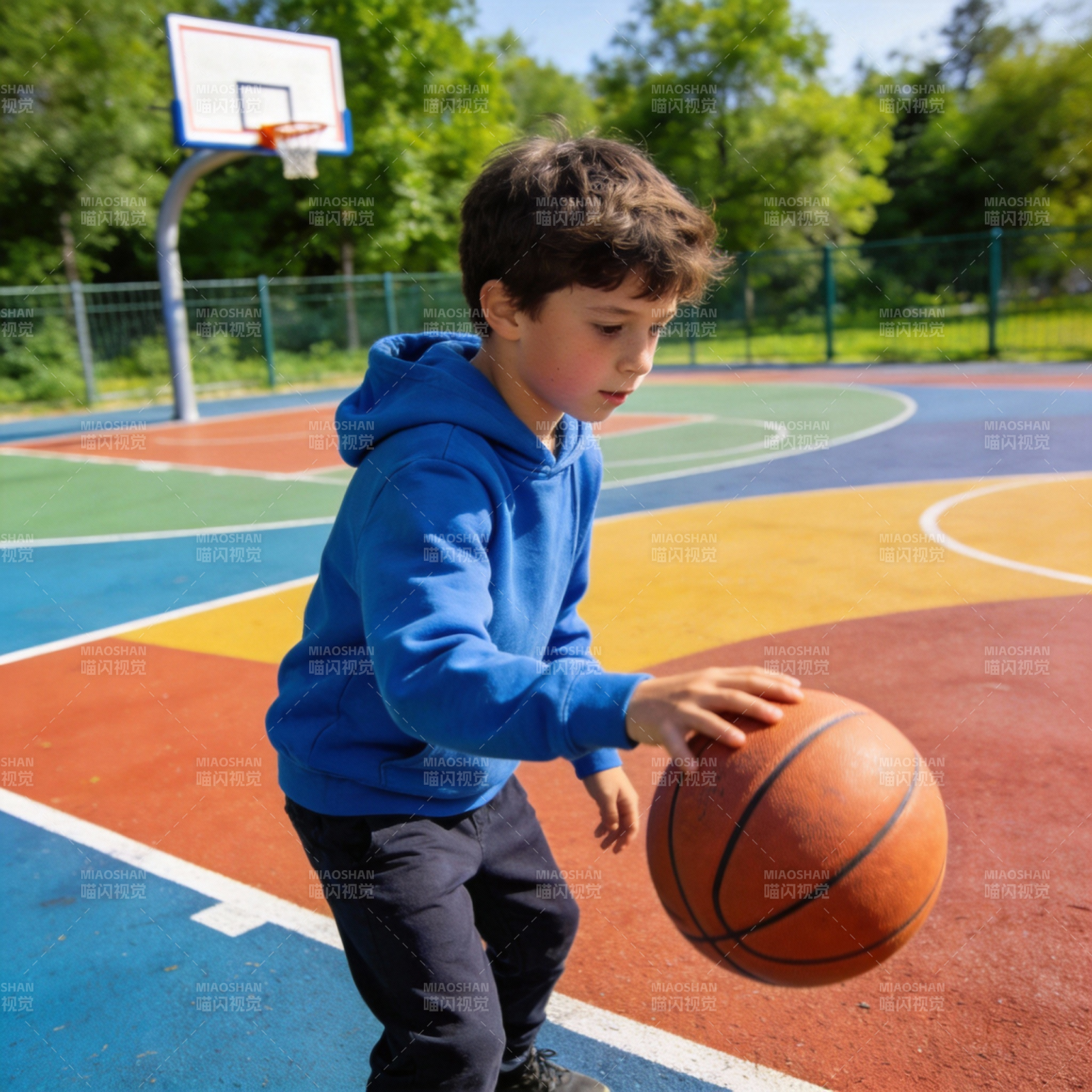 少年篮球场运球图片