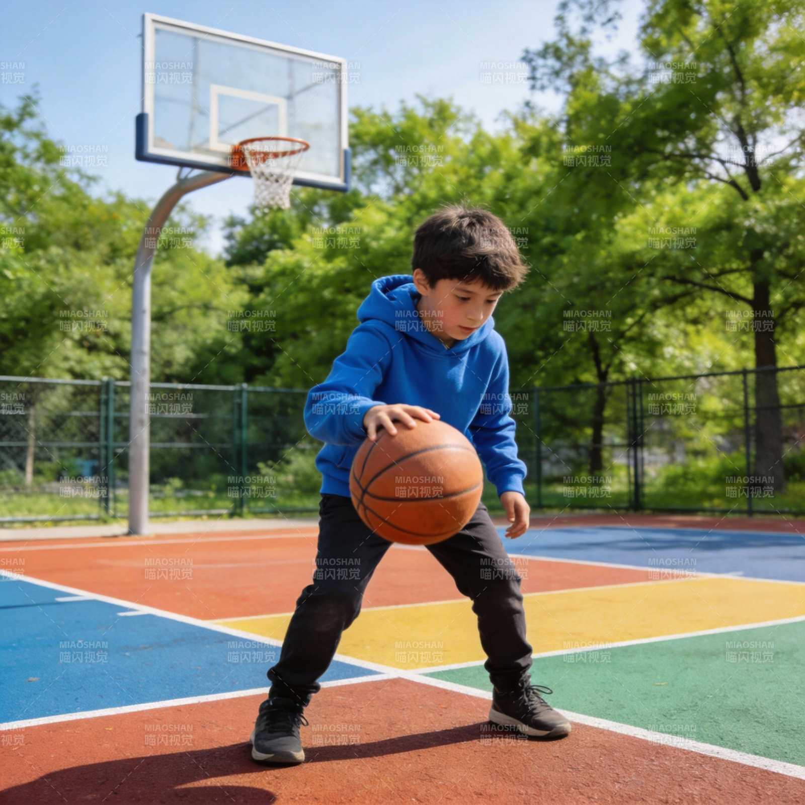 少年篮球场运球图片