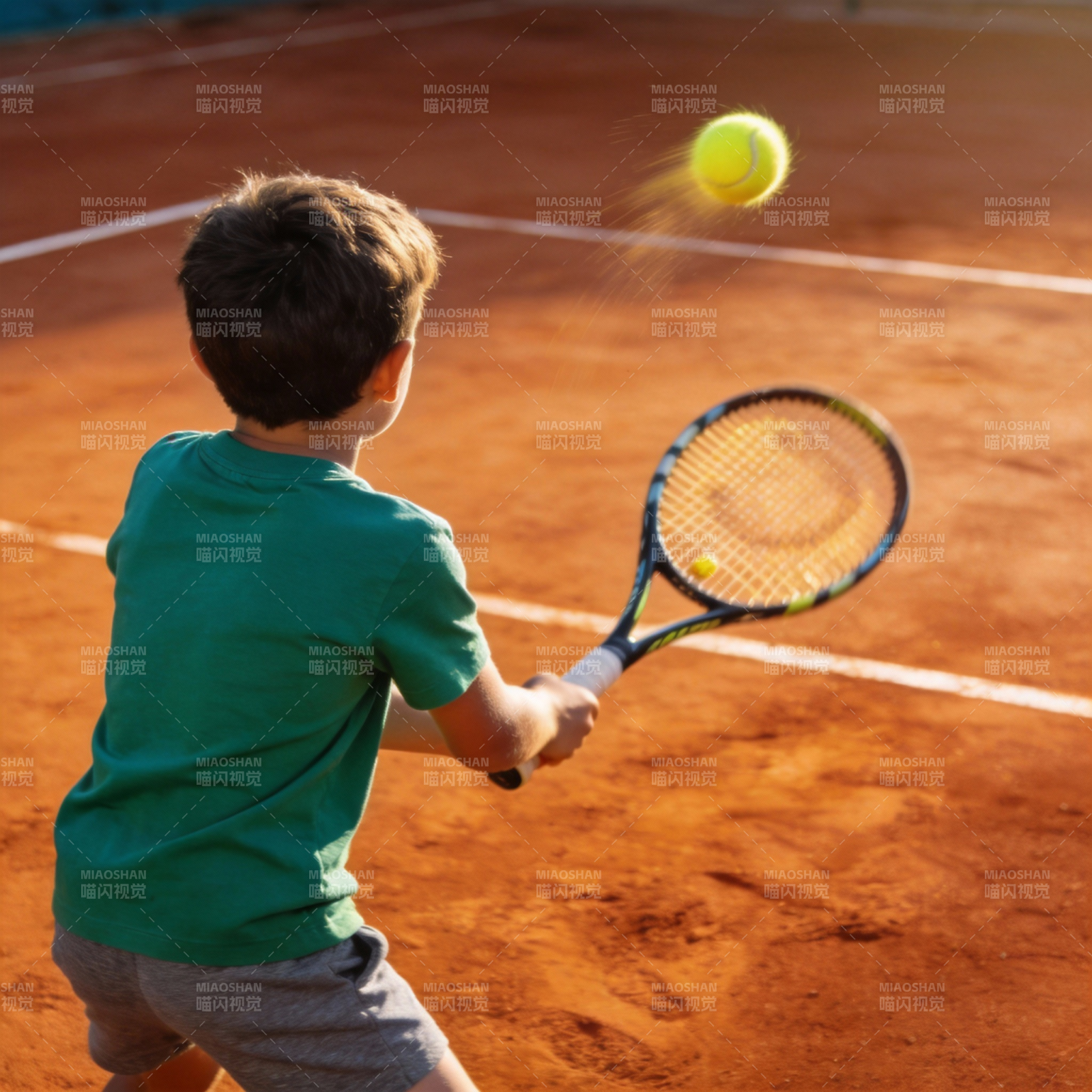 少年挥拍击网球图片
