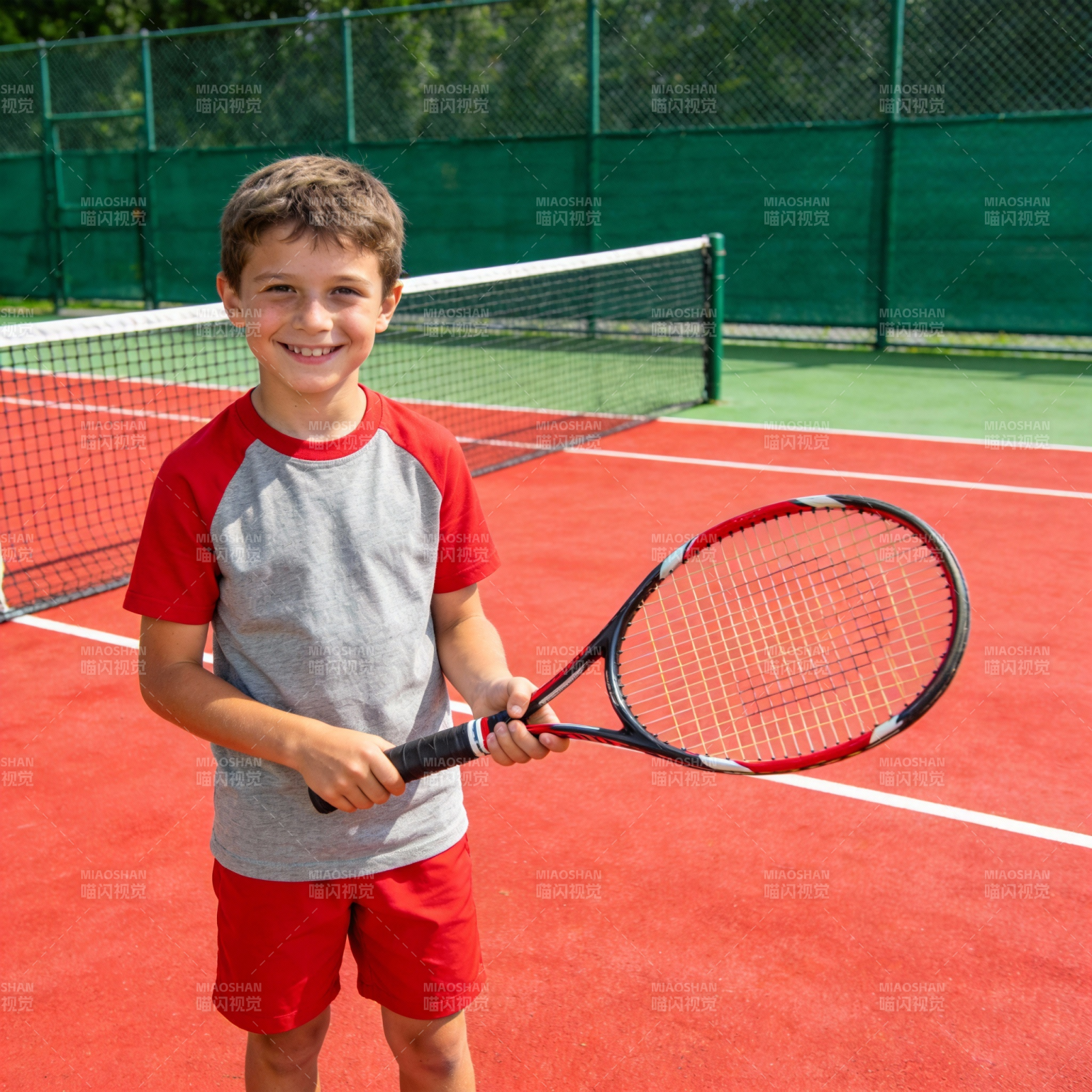 小球员网球场微笑图片