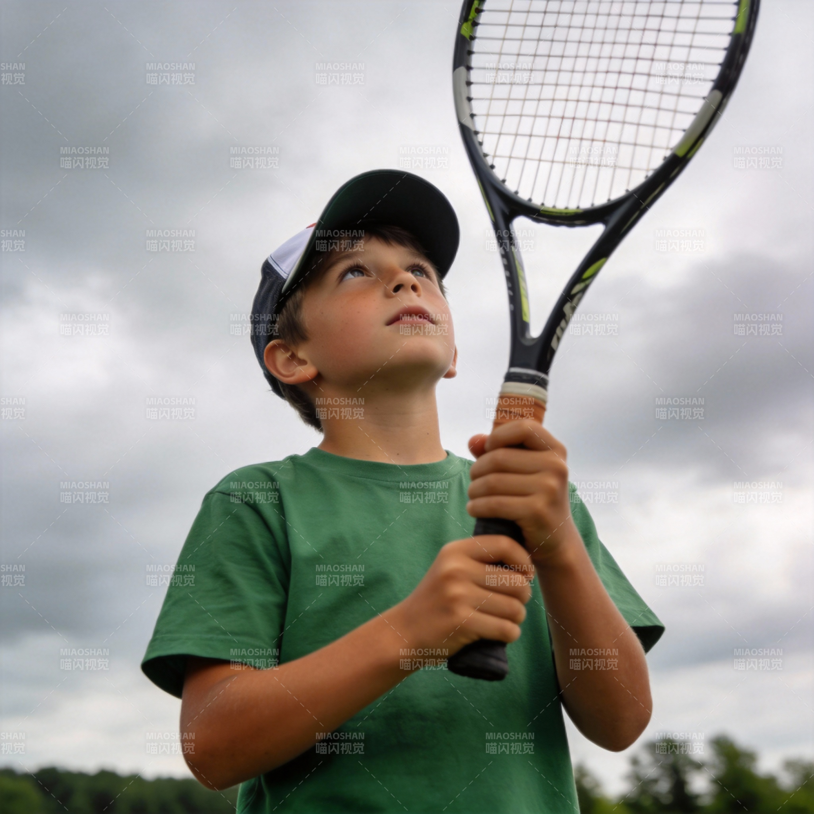 少年挥拍 仰望天空图片
