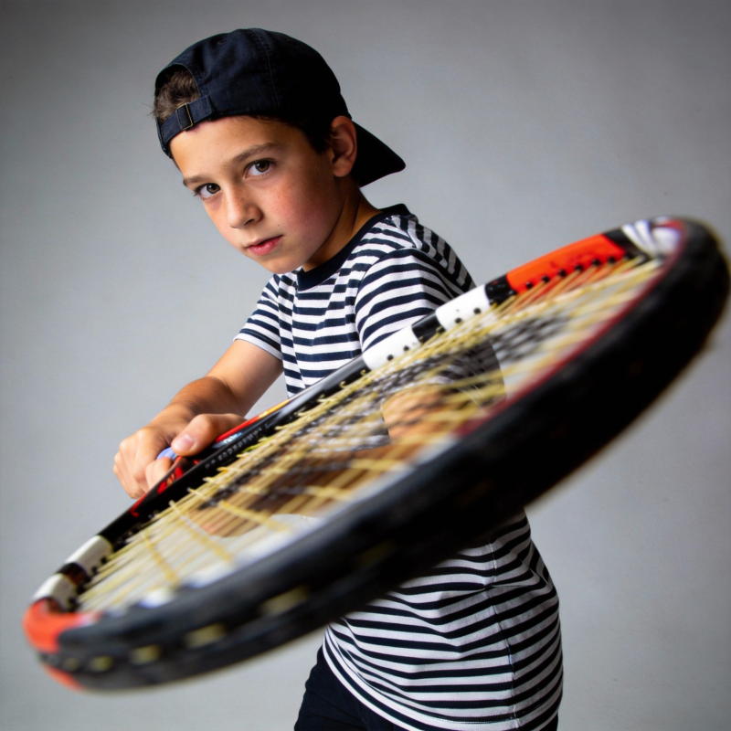 少年挥拍击球瞬间图片