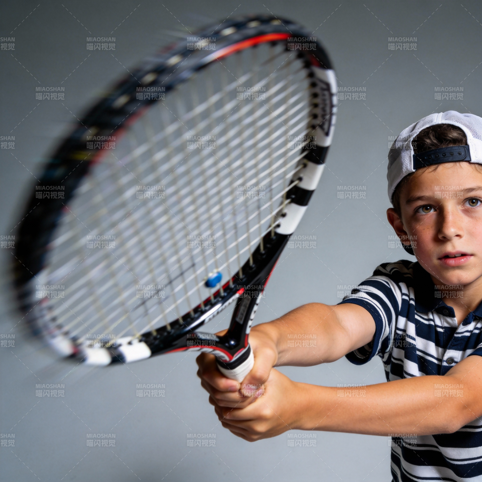 少年挥拍击球瞬间图片