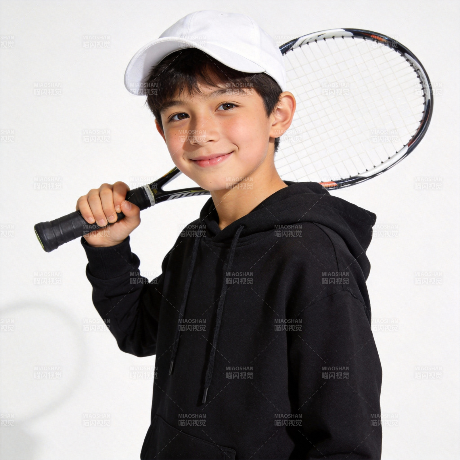 少年持拍微笑图片