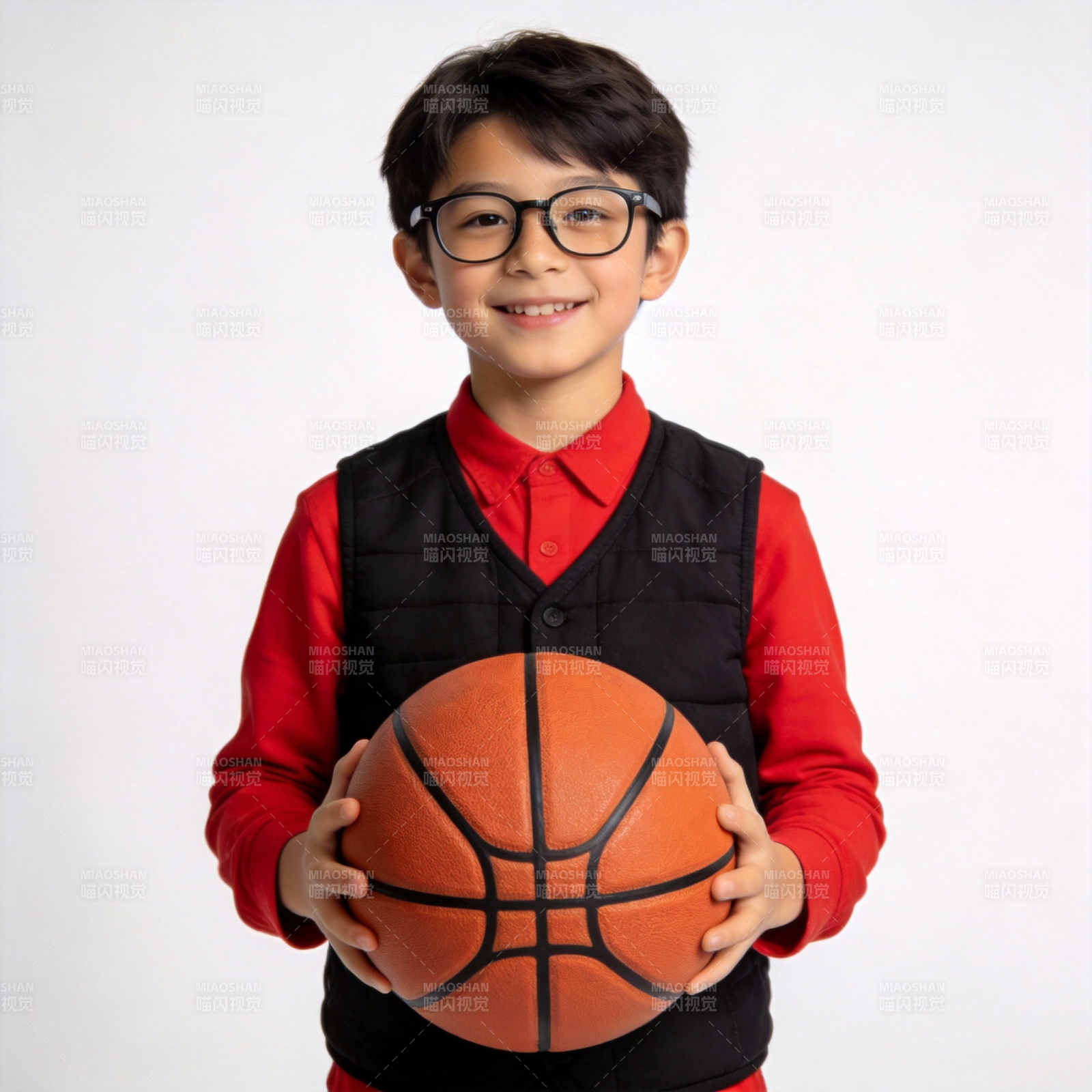 男孩持篮球微笑图片