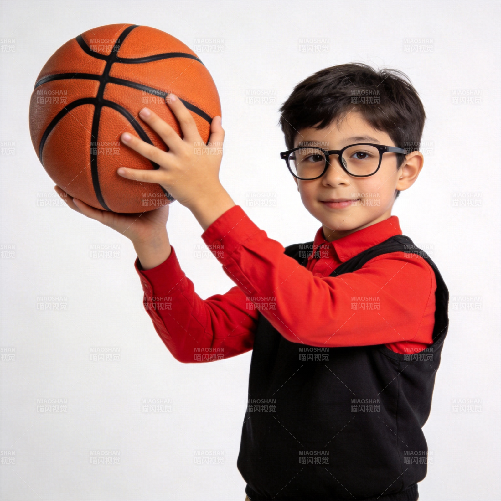 男孩持篮球微笑图片