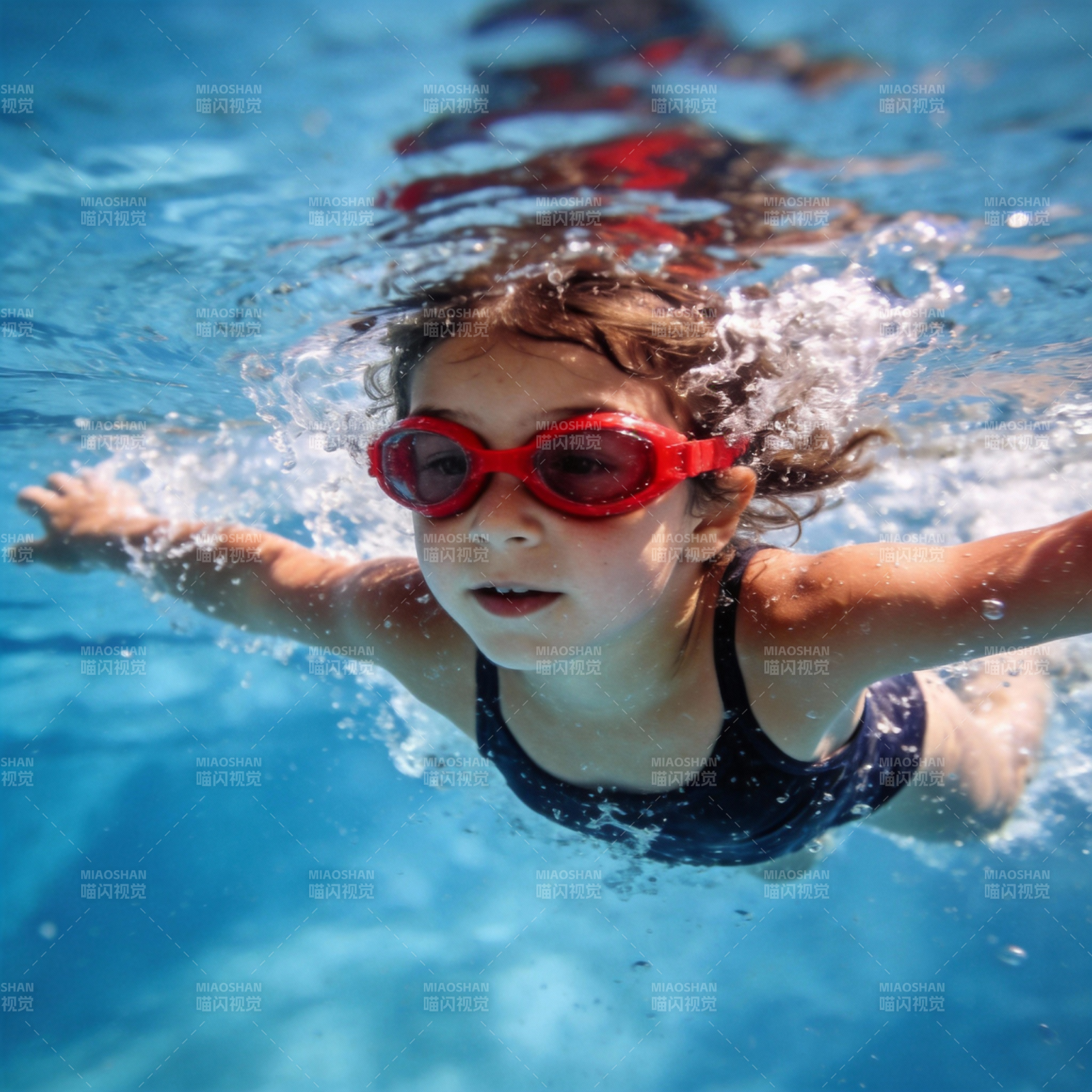 水下畅游的小女孩图片
