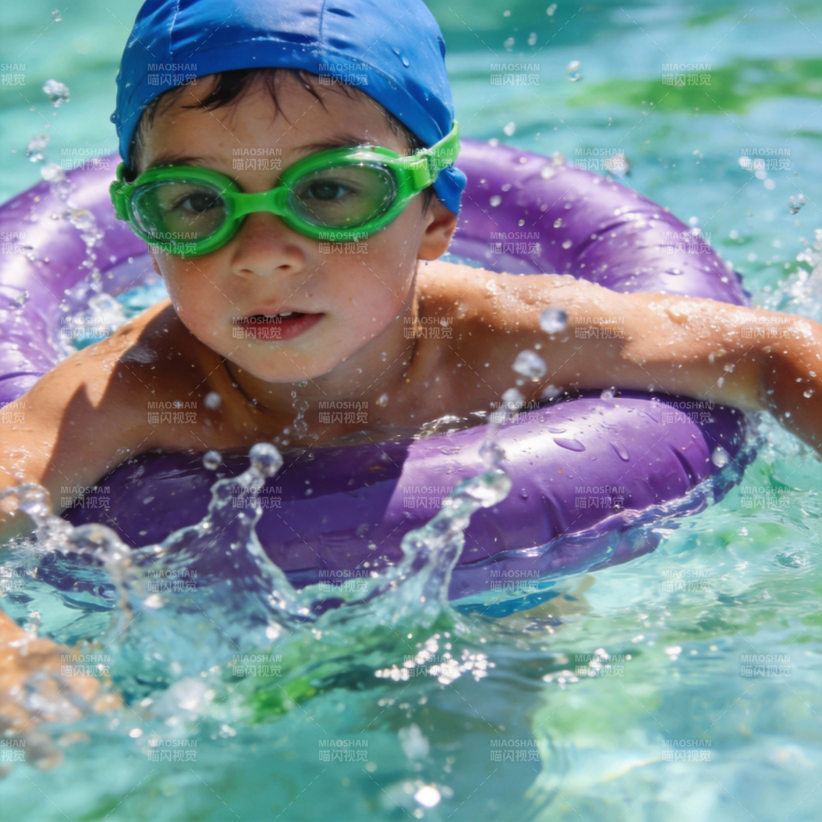 泳池里的小泳者图片