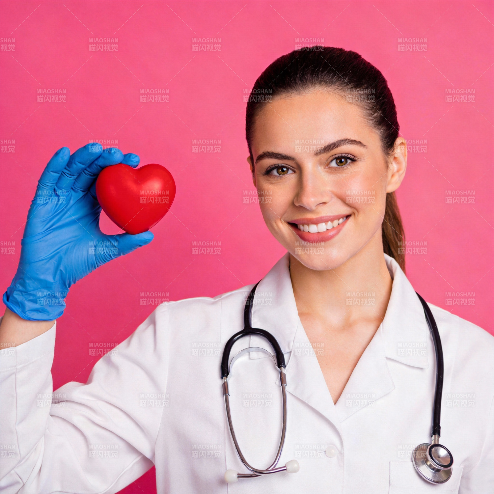 医生手捧红心图片