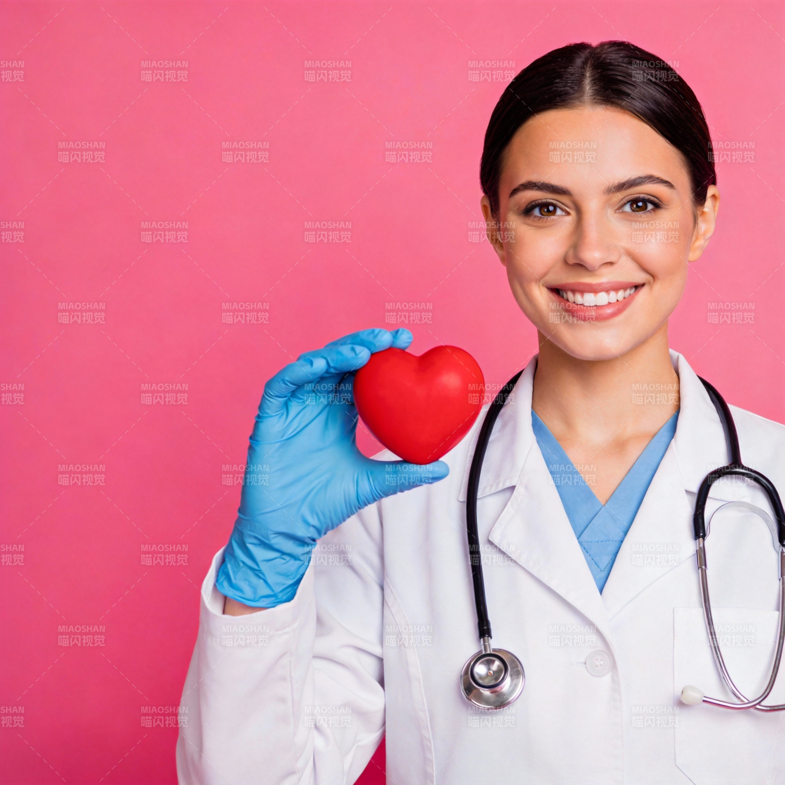 医生手捧红心图片