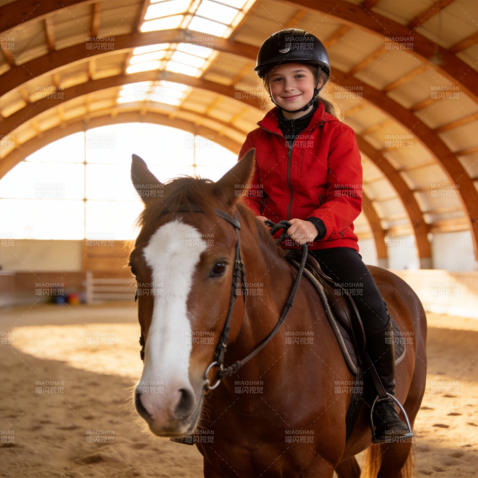 小女孩骑马微笑图片