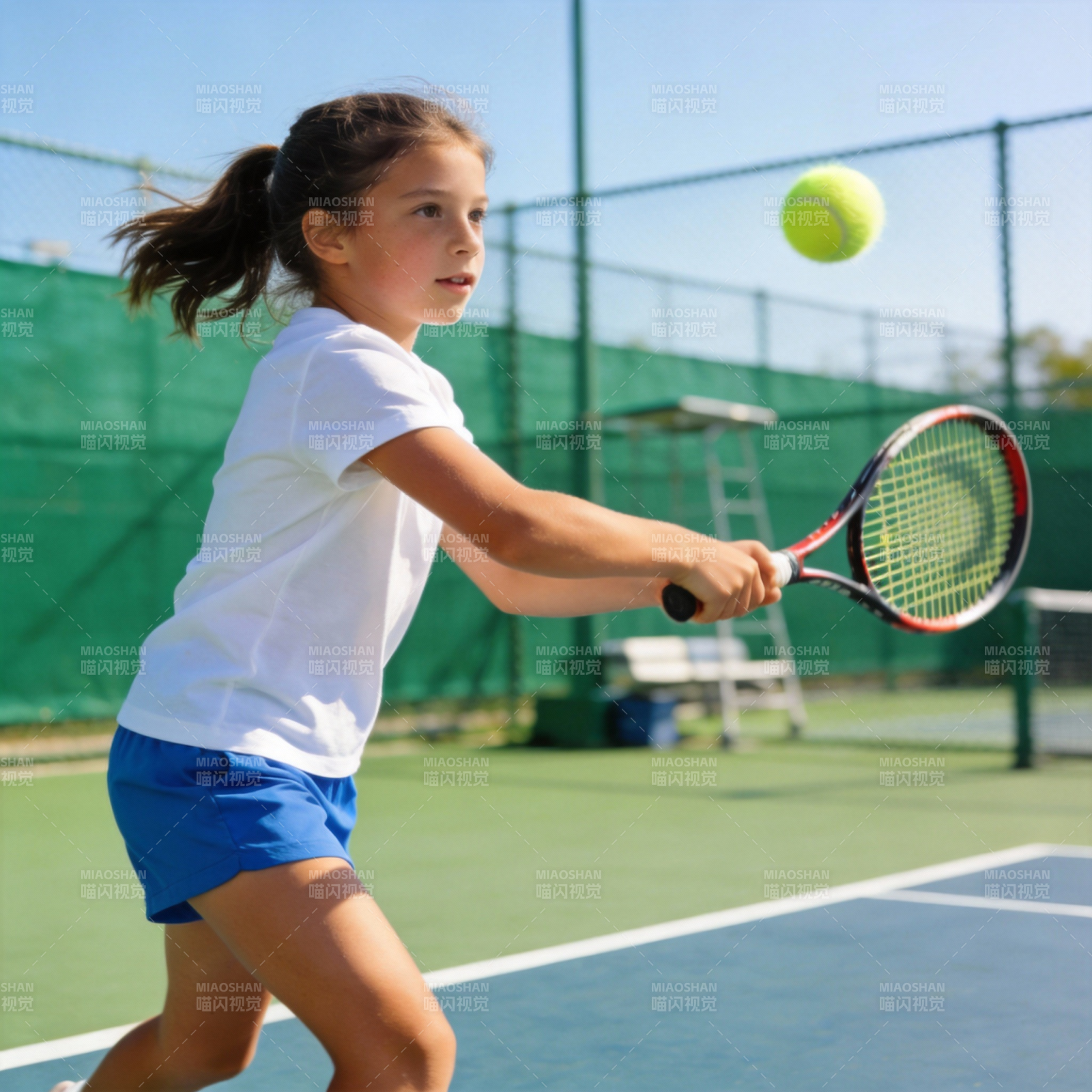 小女孩打网球图片