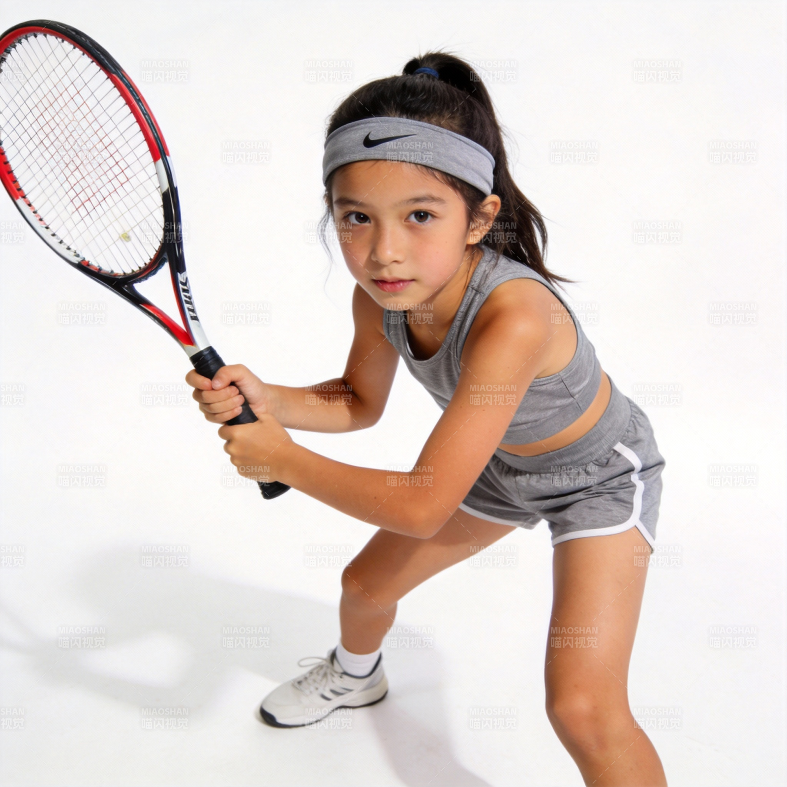 小网球手准备击球图片