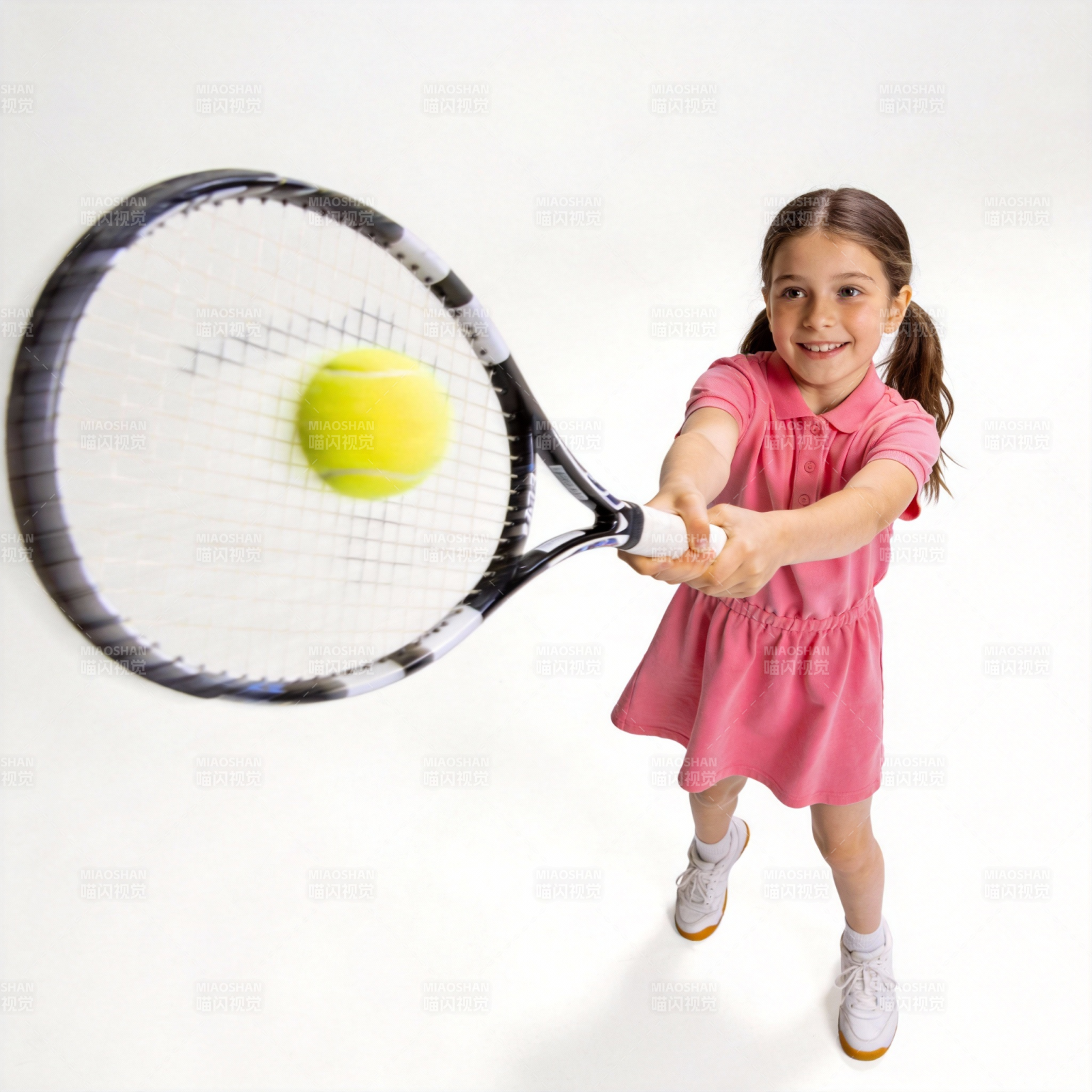 小女孩打网球图片